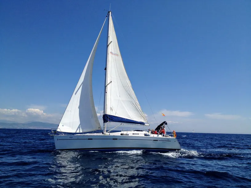 Velero navegando en el mar