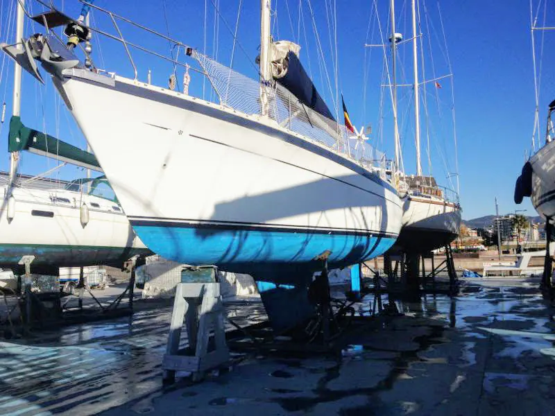 Velero en varadero para inspección de casco